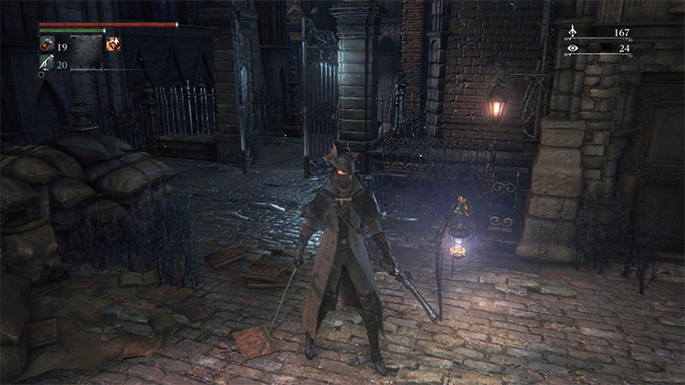 The Central Yharnam Lamp, with the left shortcut gate open / Bloodborne