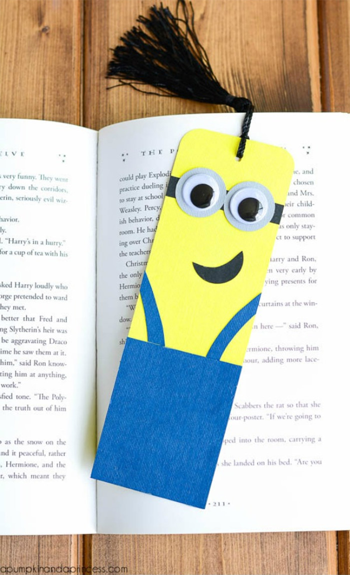 DIY minion bookmark